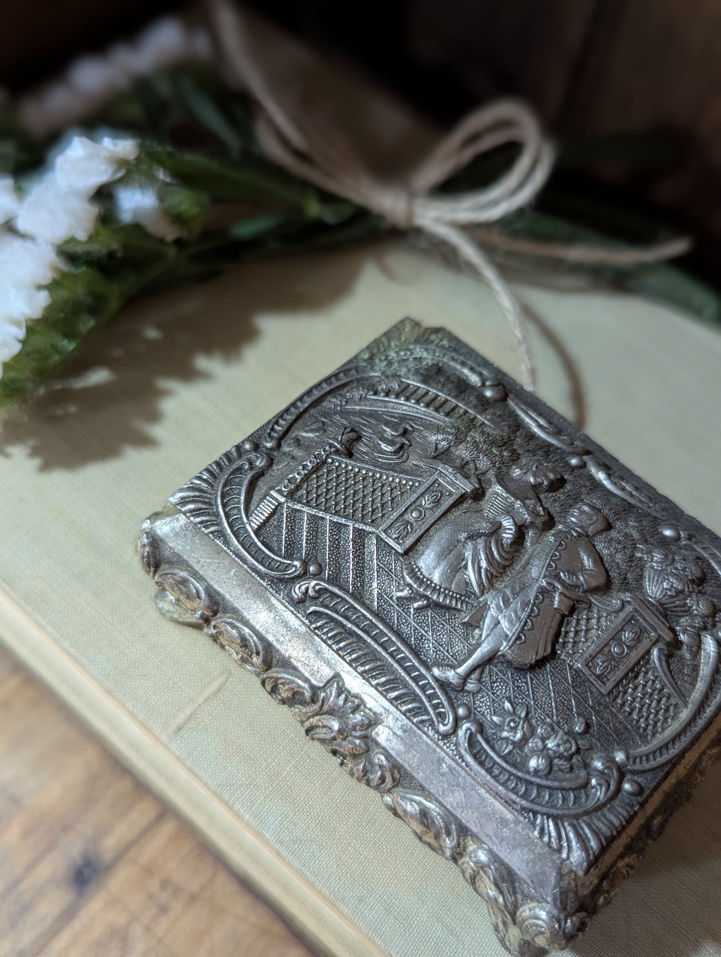 Victorian scene Japan jewelry casket