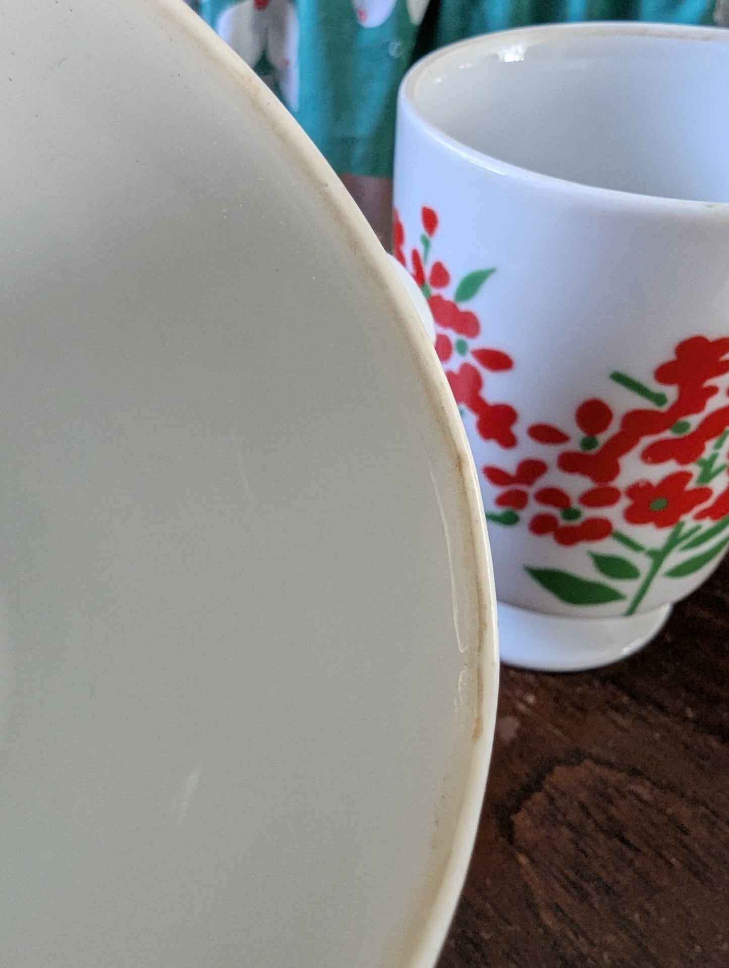 Set of two pedestal mugs