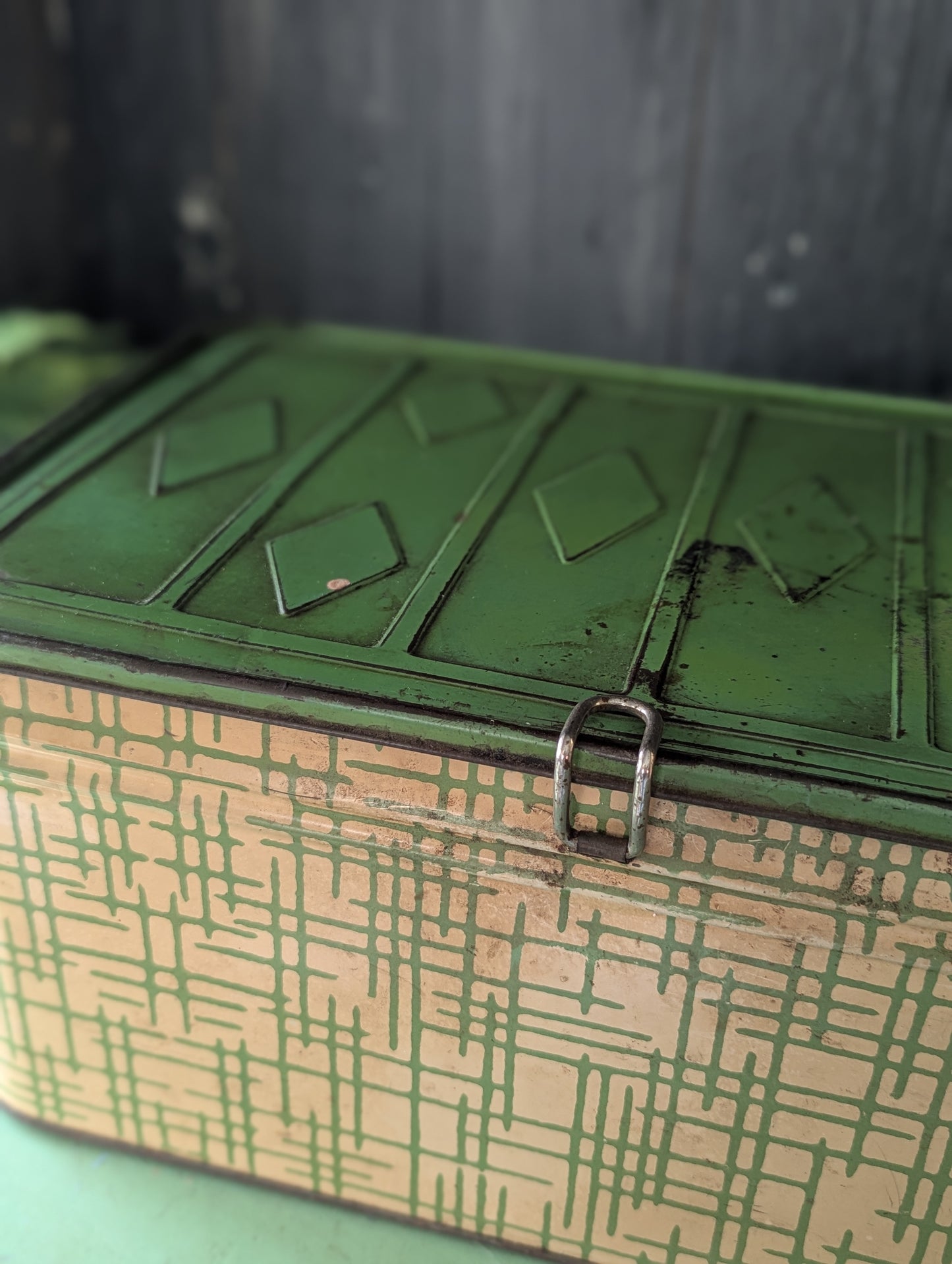 Tin bread box/picnic basket in green and creamy beige