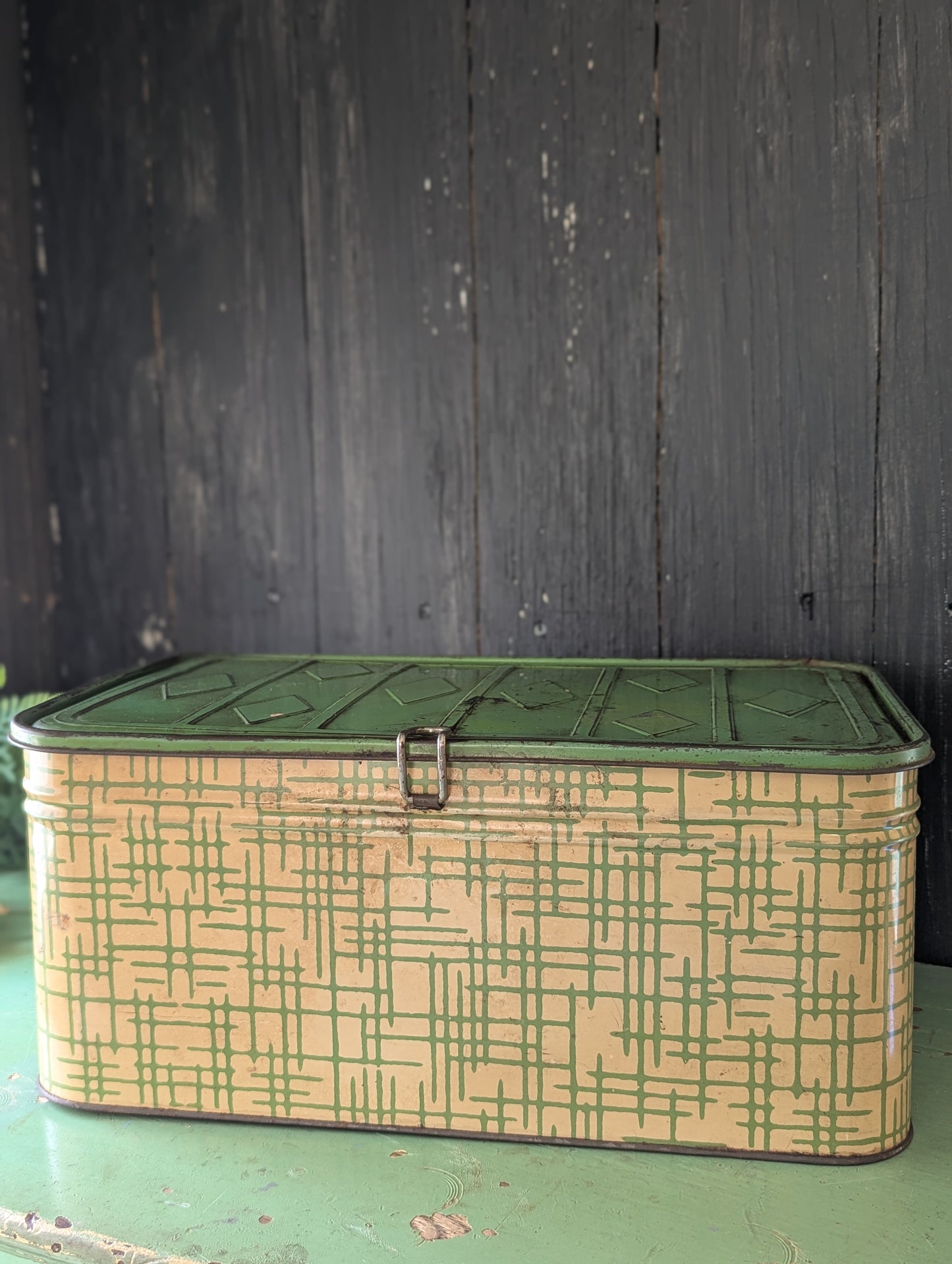 Tin bread box/picnic basket in green and creamy beige