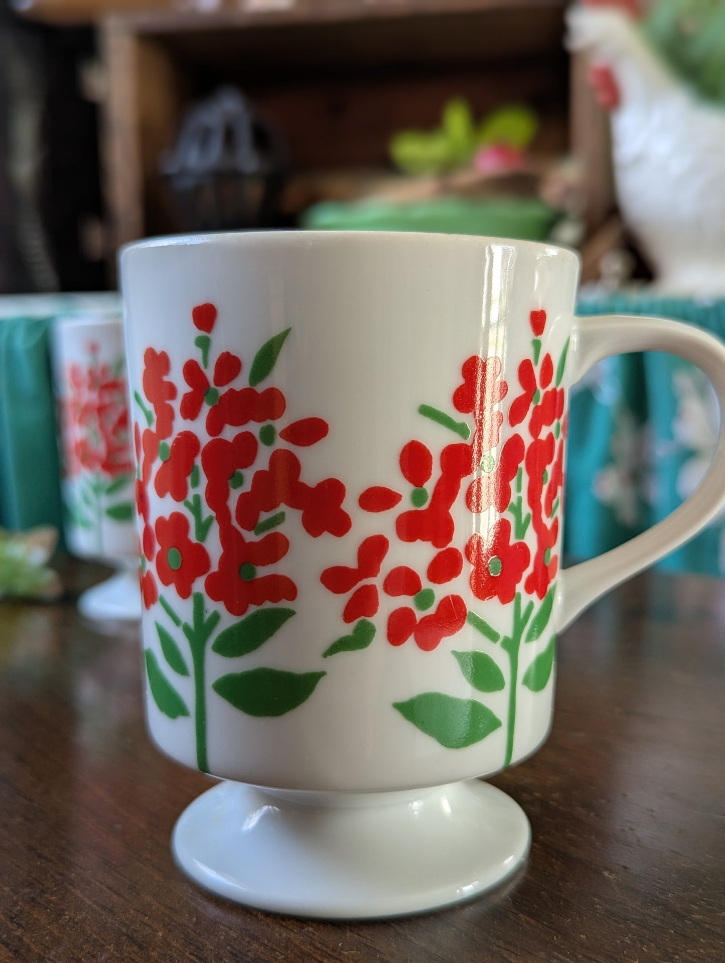 Set of two pedestal mugs