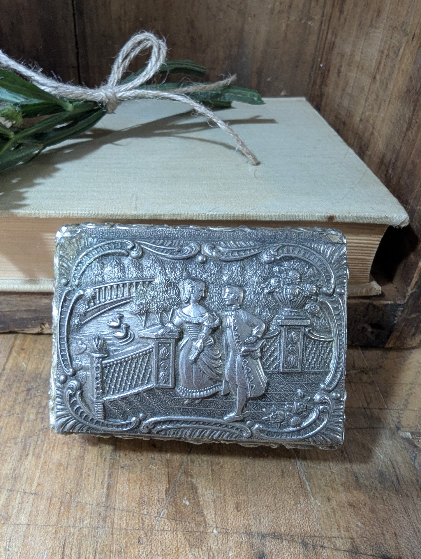 Victorian scene Japan jewelry casket