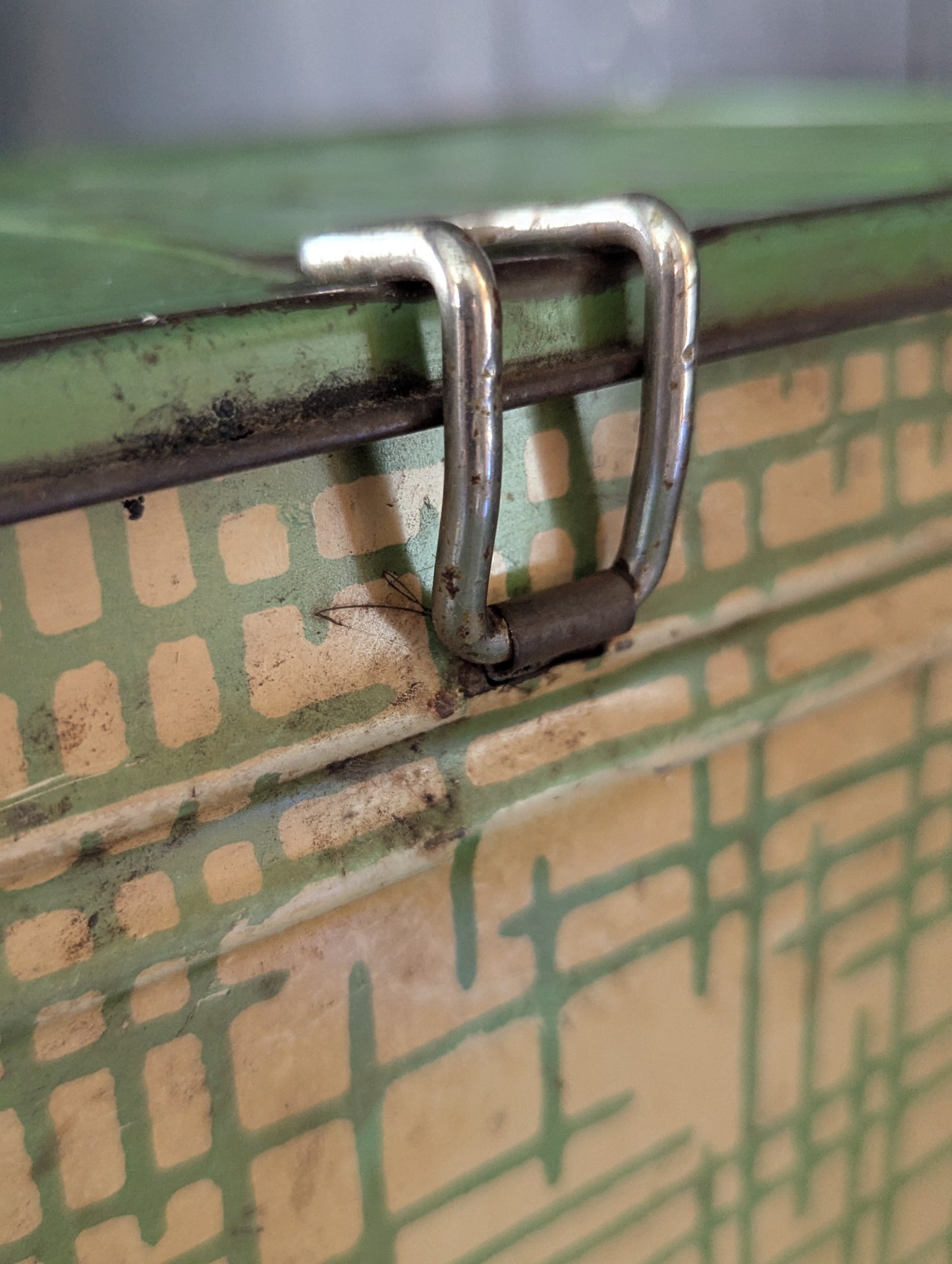 Tin bread box/picnic basket in green and creamy beige