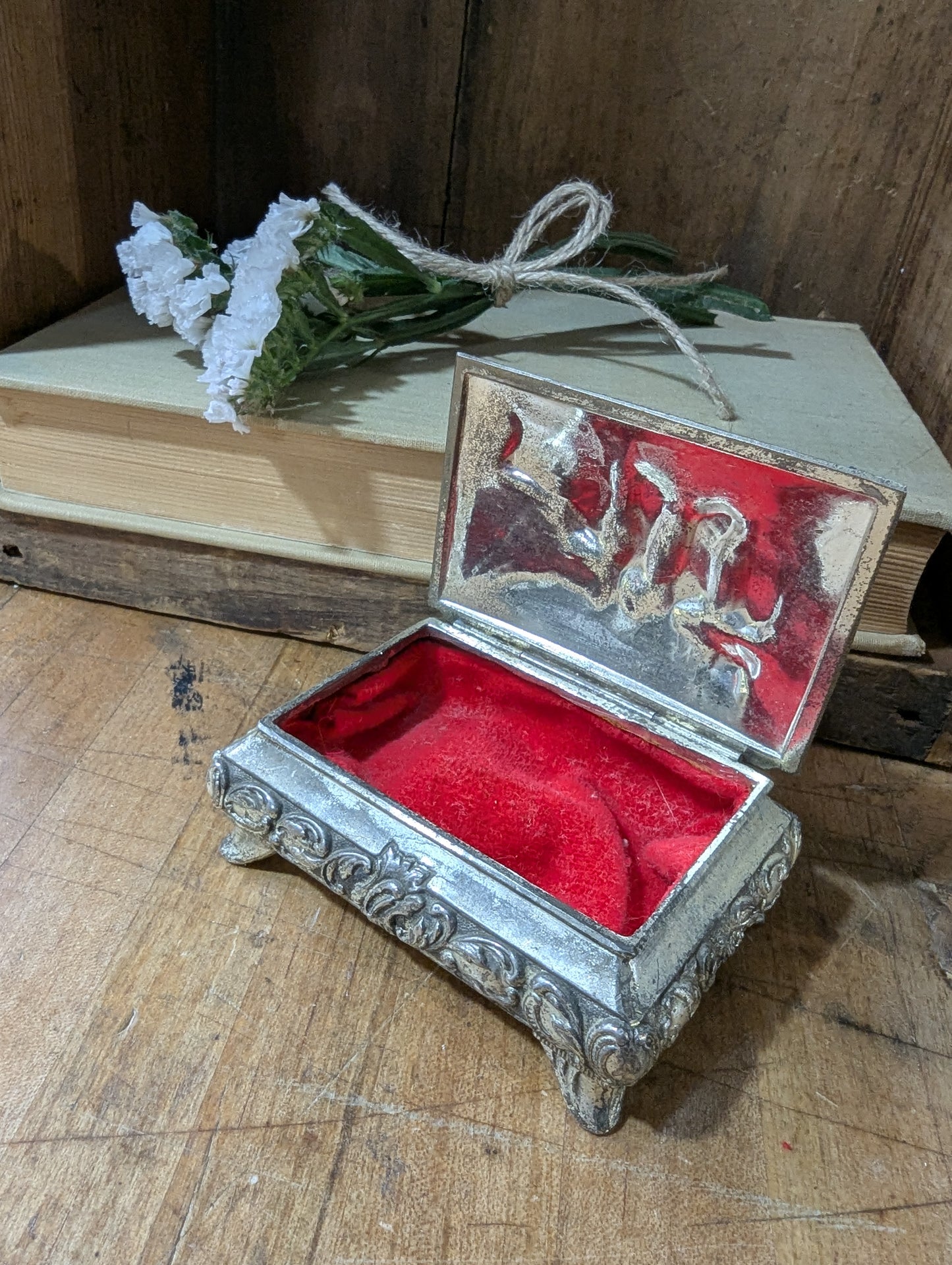 Victorian scene Japan jewelry casket
