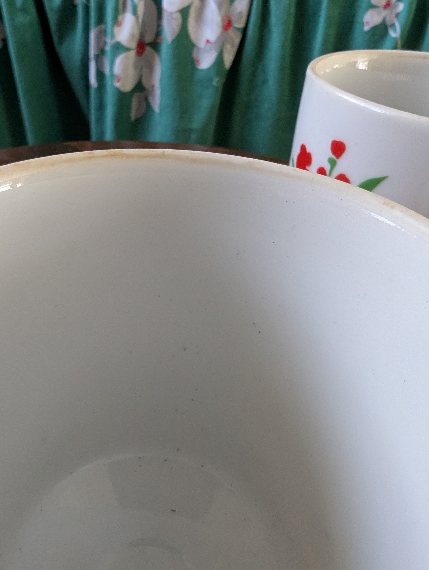 Set of two pedestal mugs