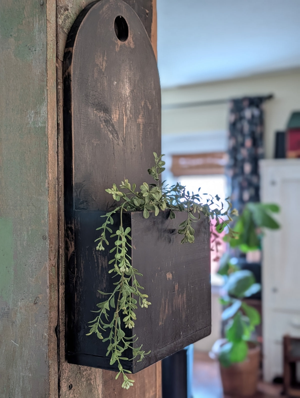 Wall hanging box
