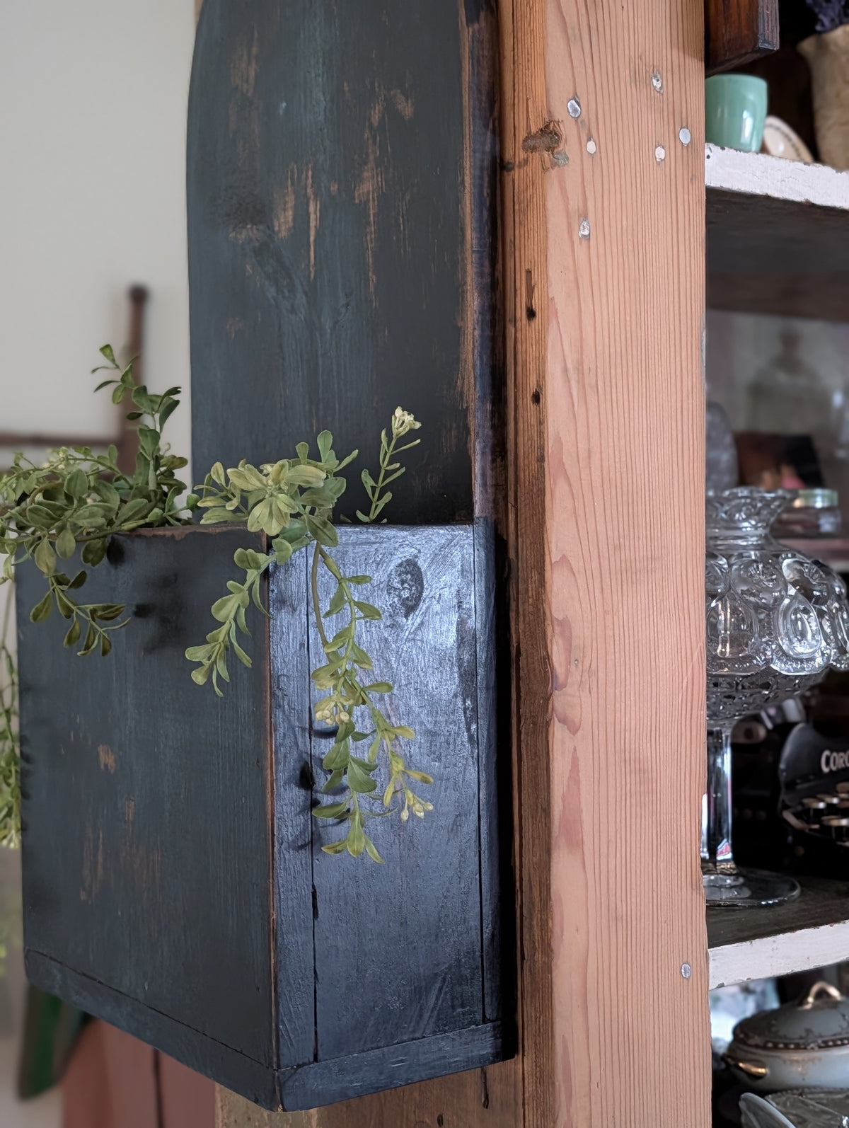 Wall hanging box