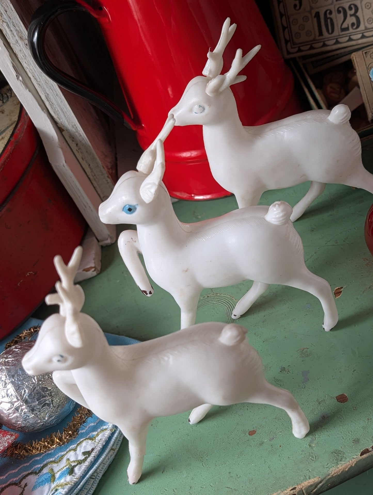 Plastic deer set