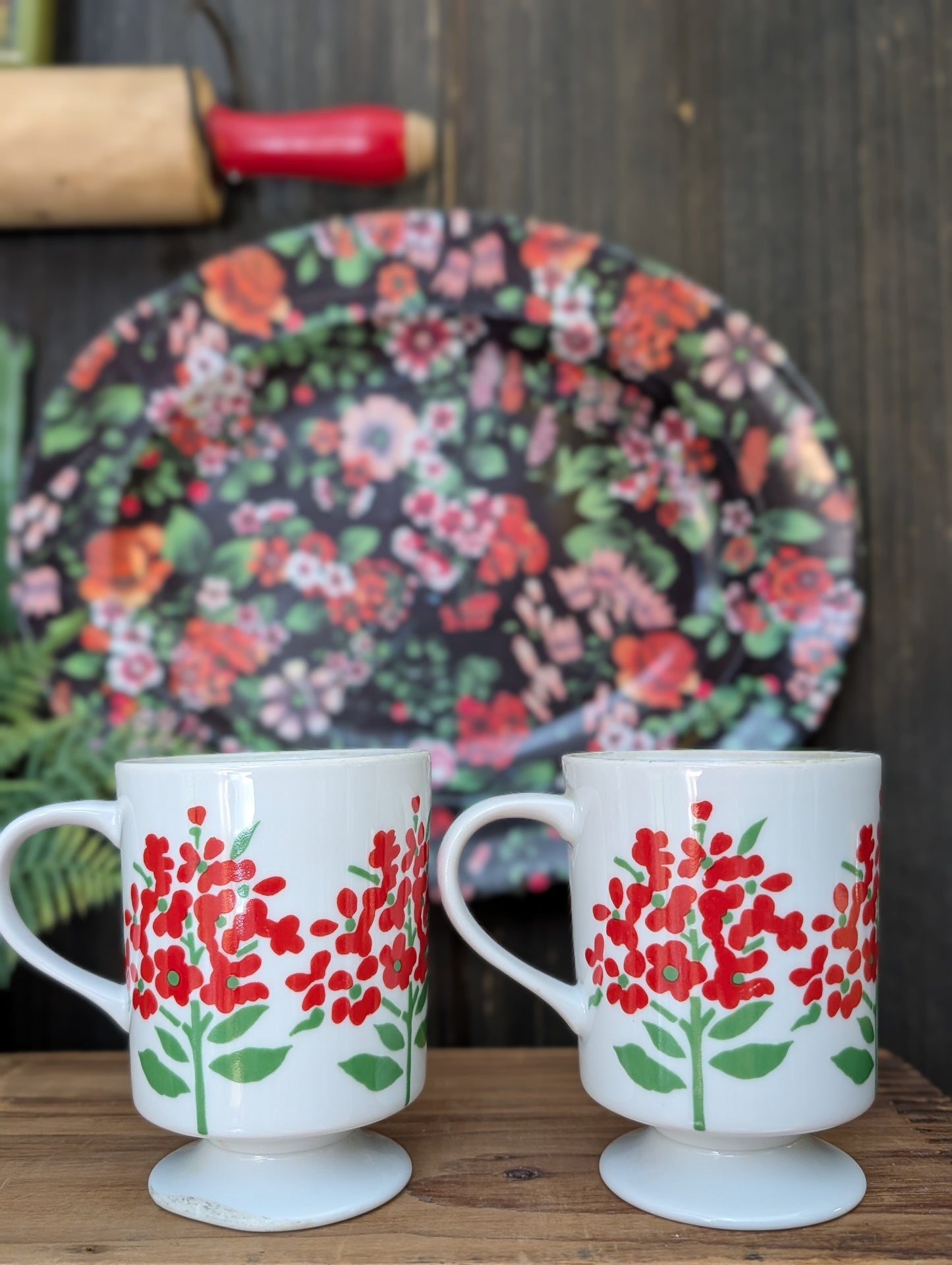 Pedestal mug pair