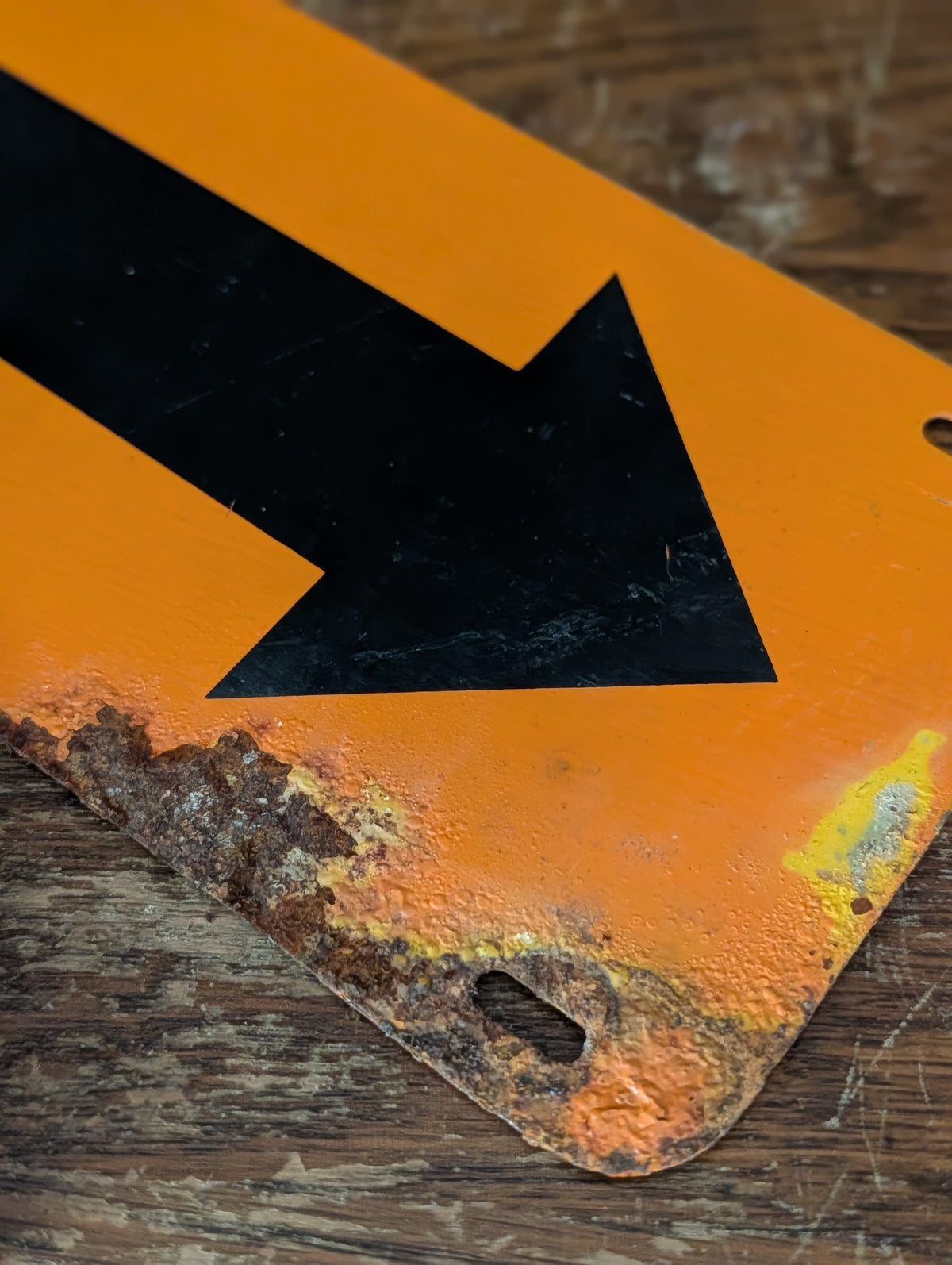 Pair of signs arrow/gourd
