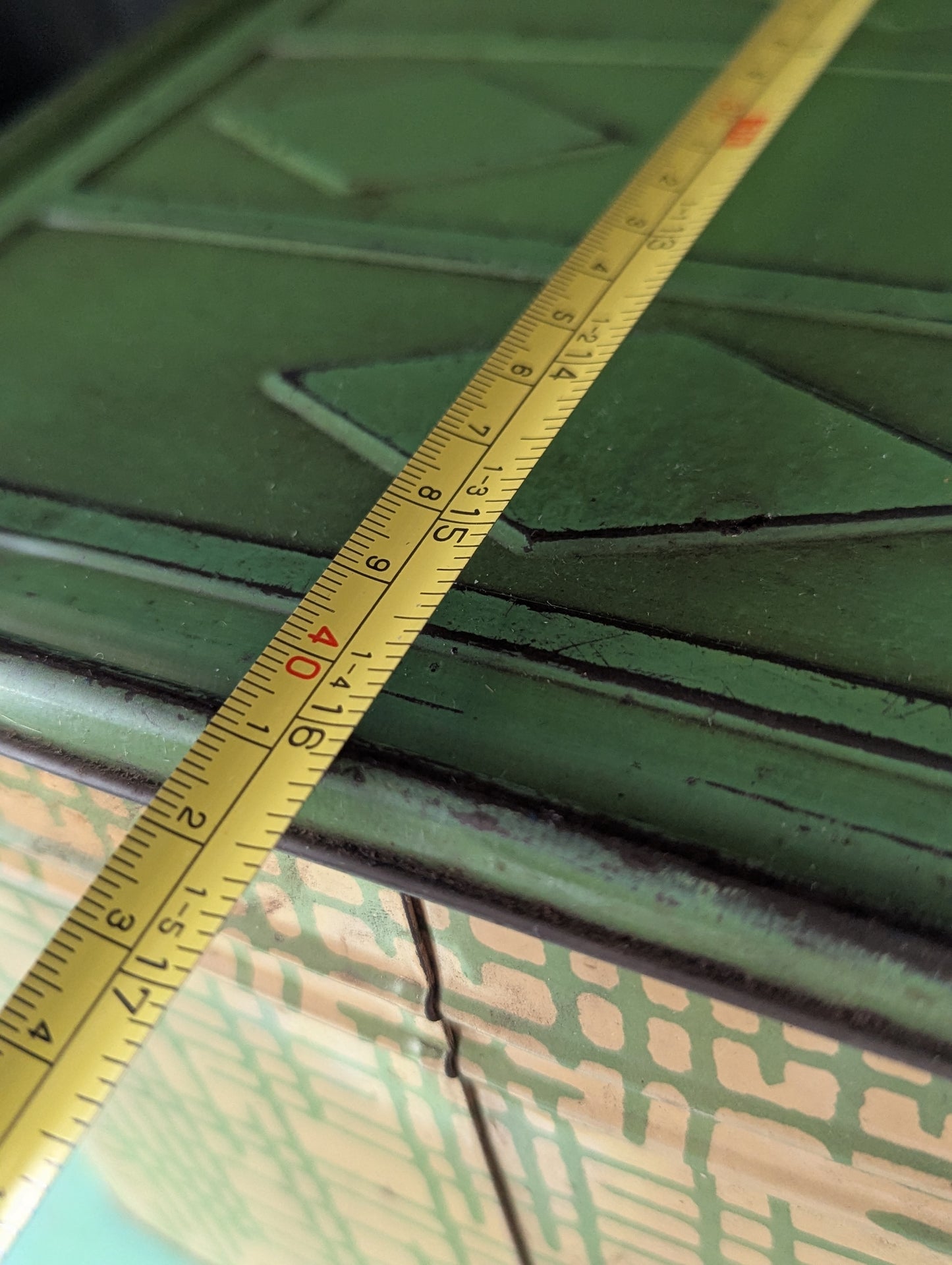 Tin bread box/picnic basket in green and creamy beige