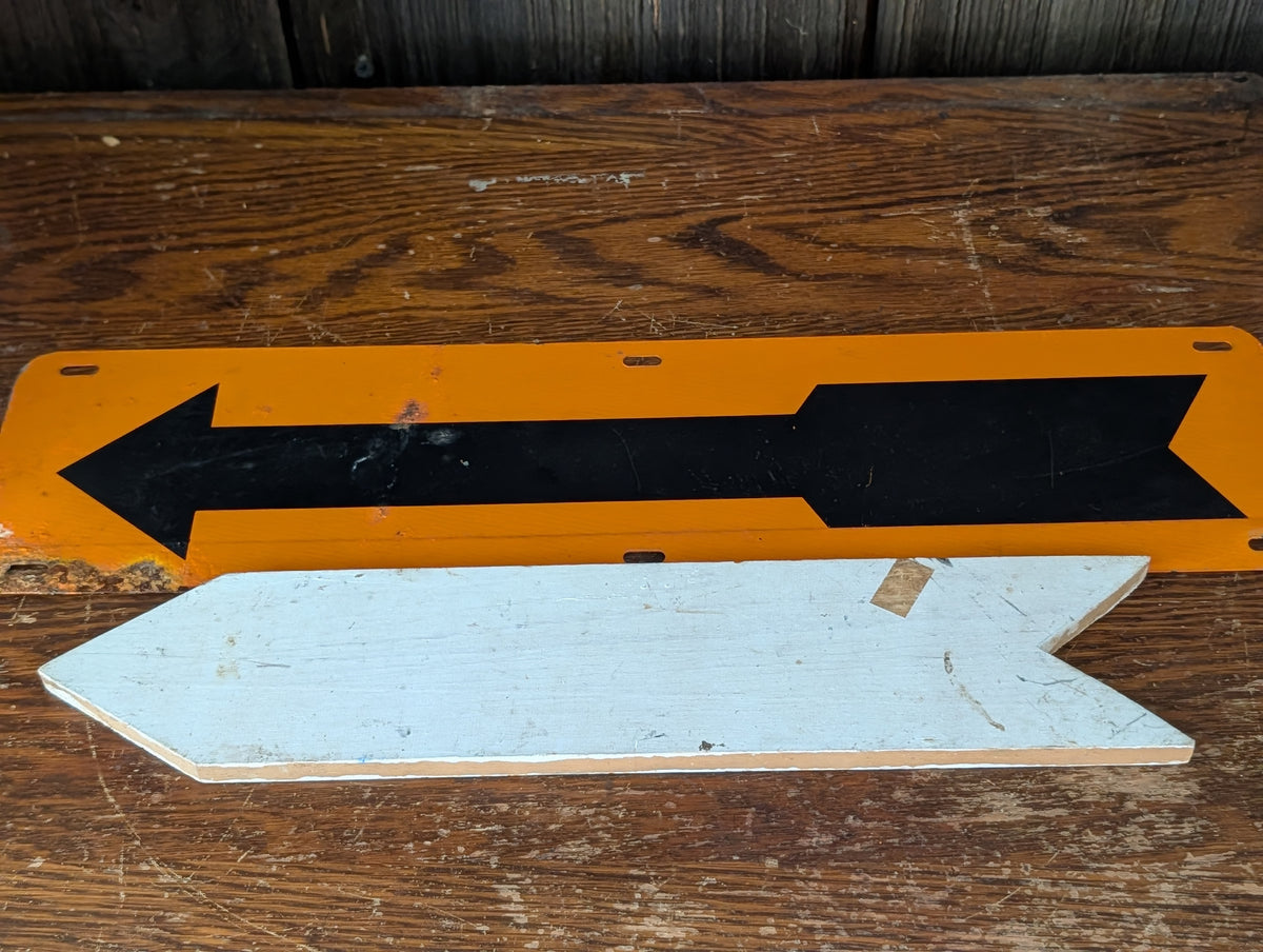 Pair of signs arrow/gourd