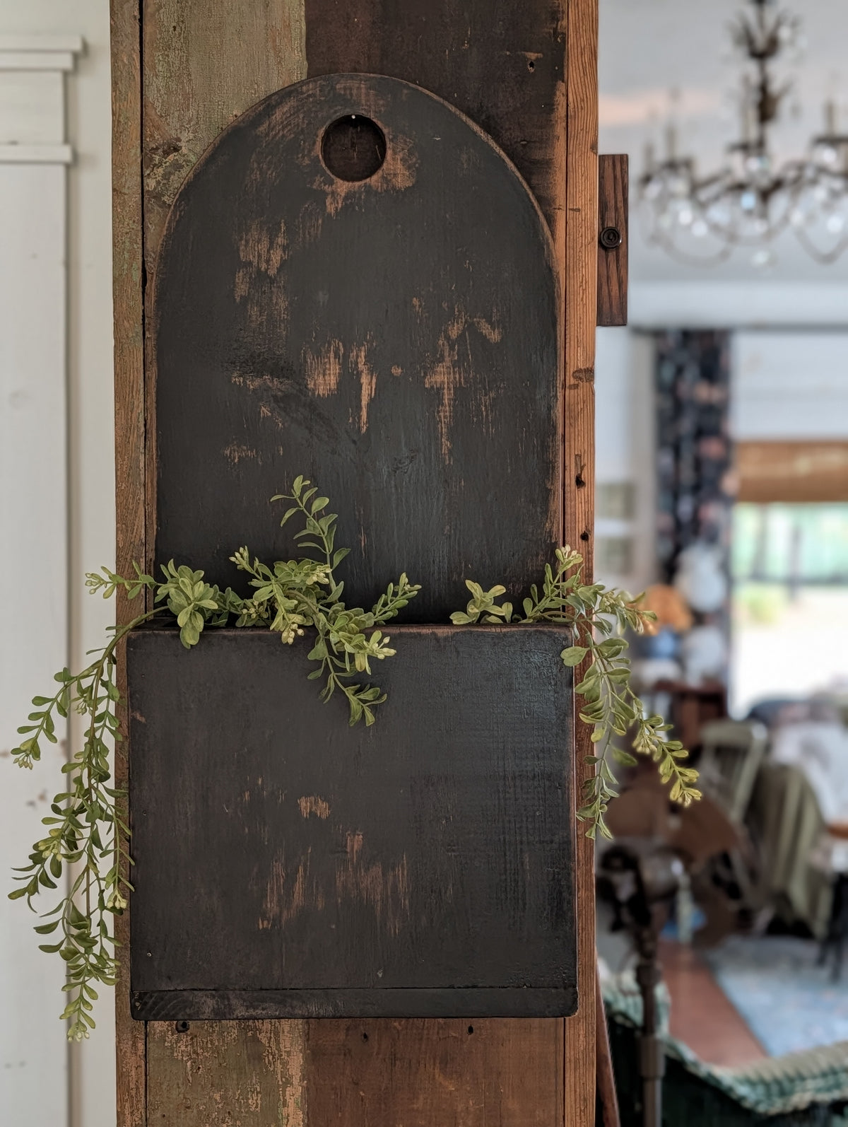Wall hanging box