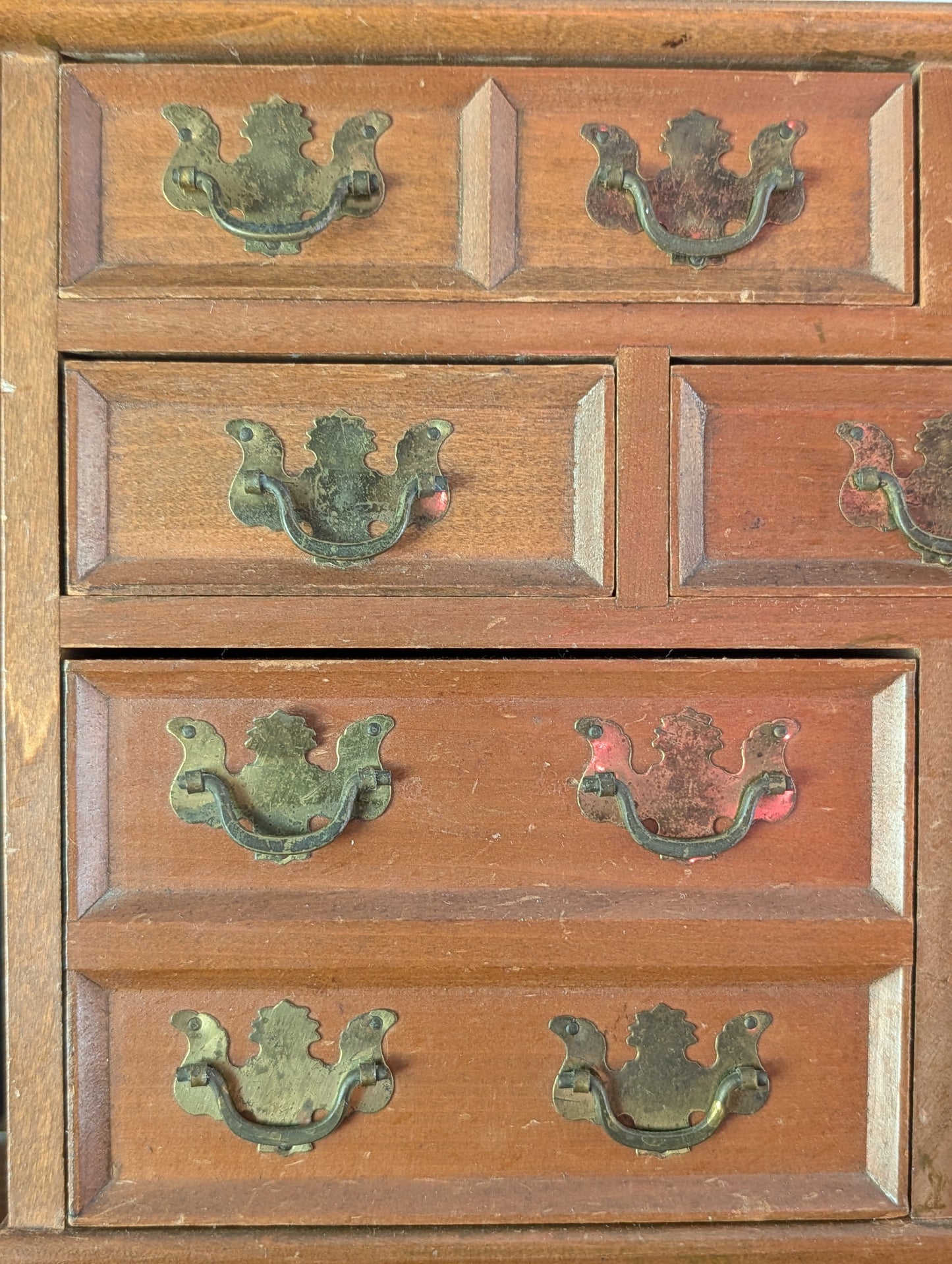 Jewelry chest of drawers