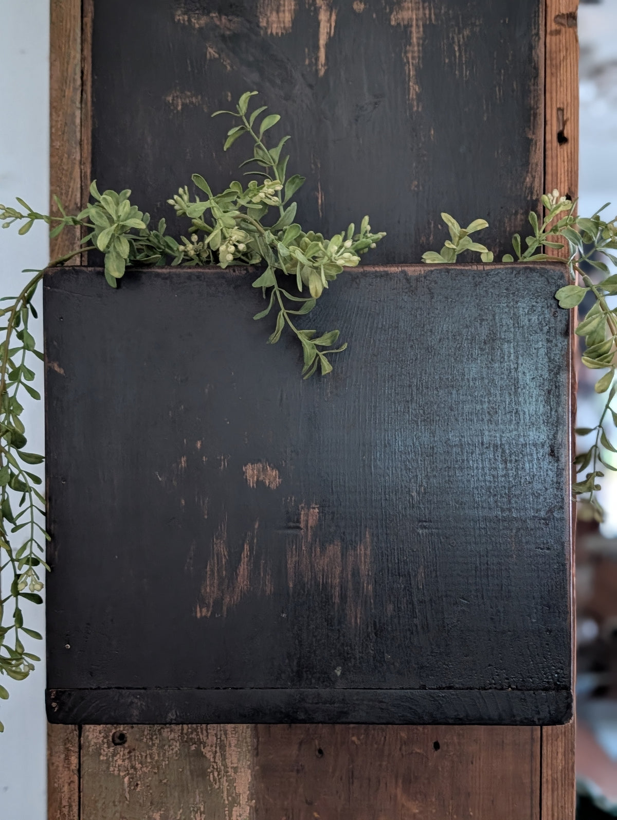 Wall hanging box