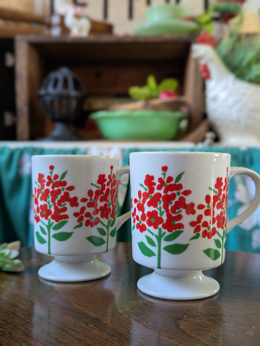 Set of two pedestal mugs