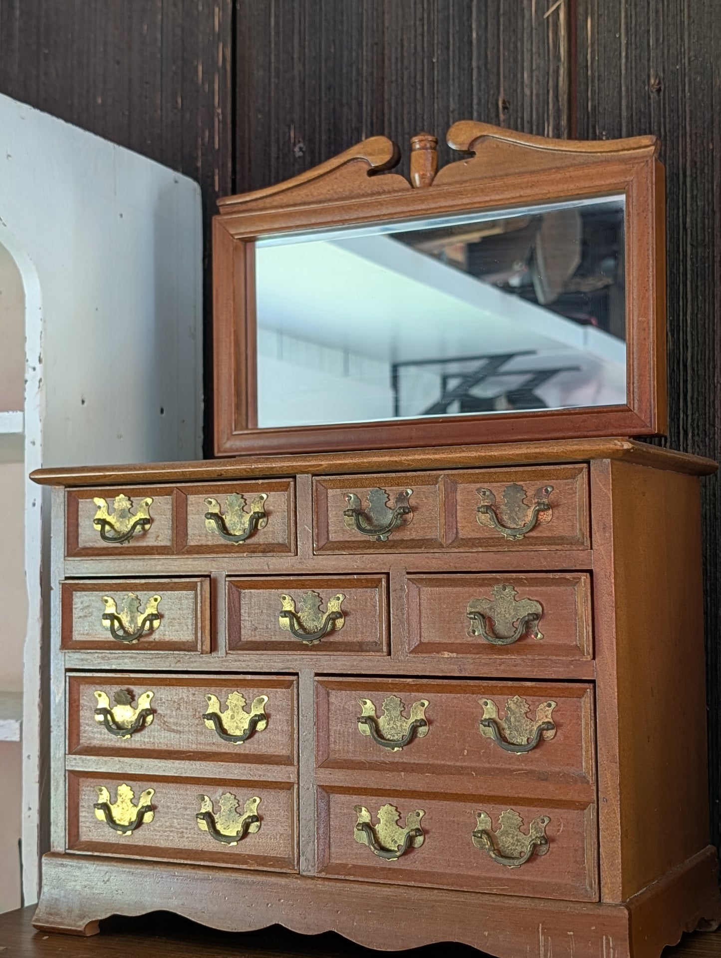 Jewelry chest of drawers