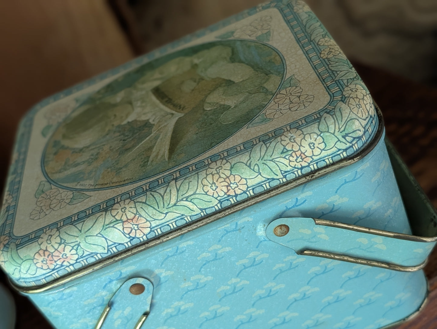 Tin box/lunchbox