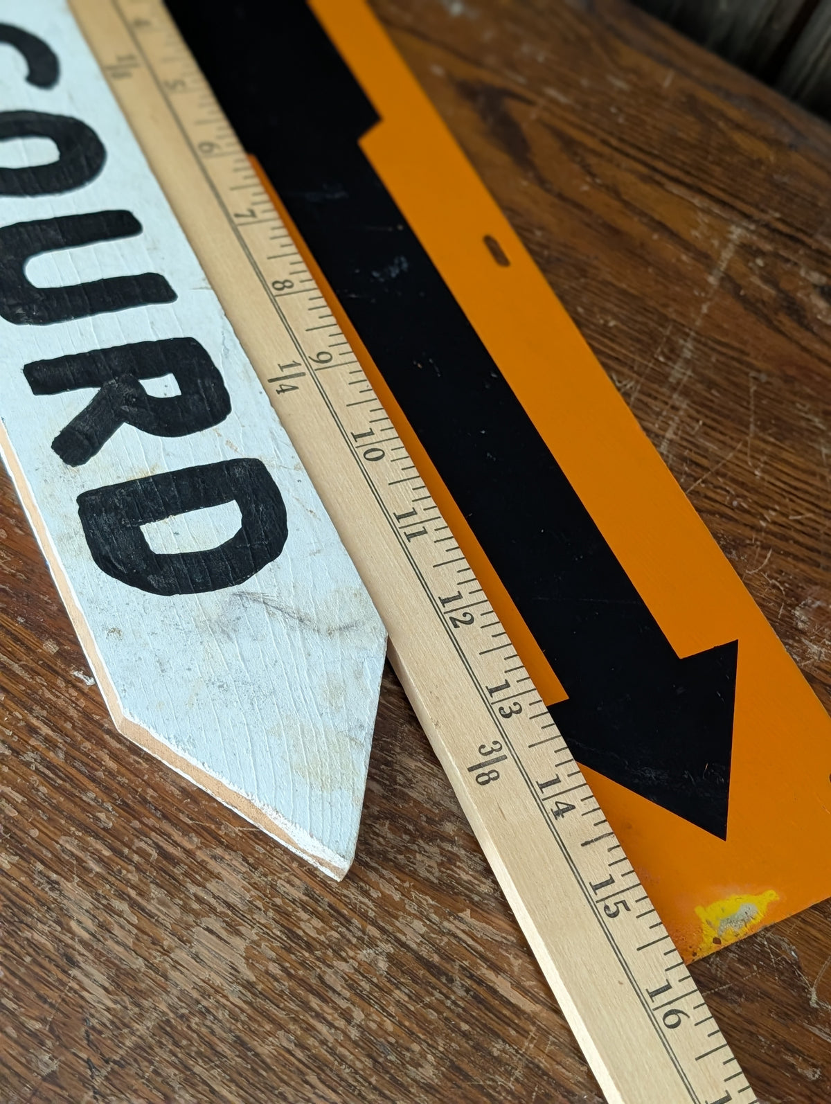 Pair of signs arrow/gourd
