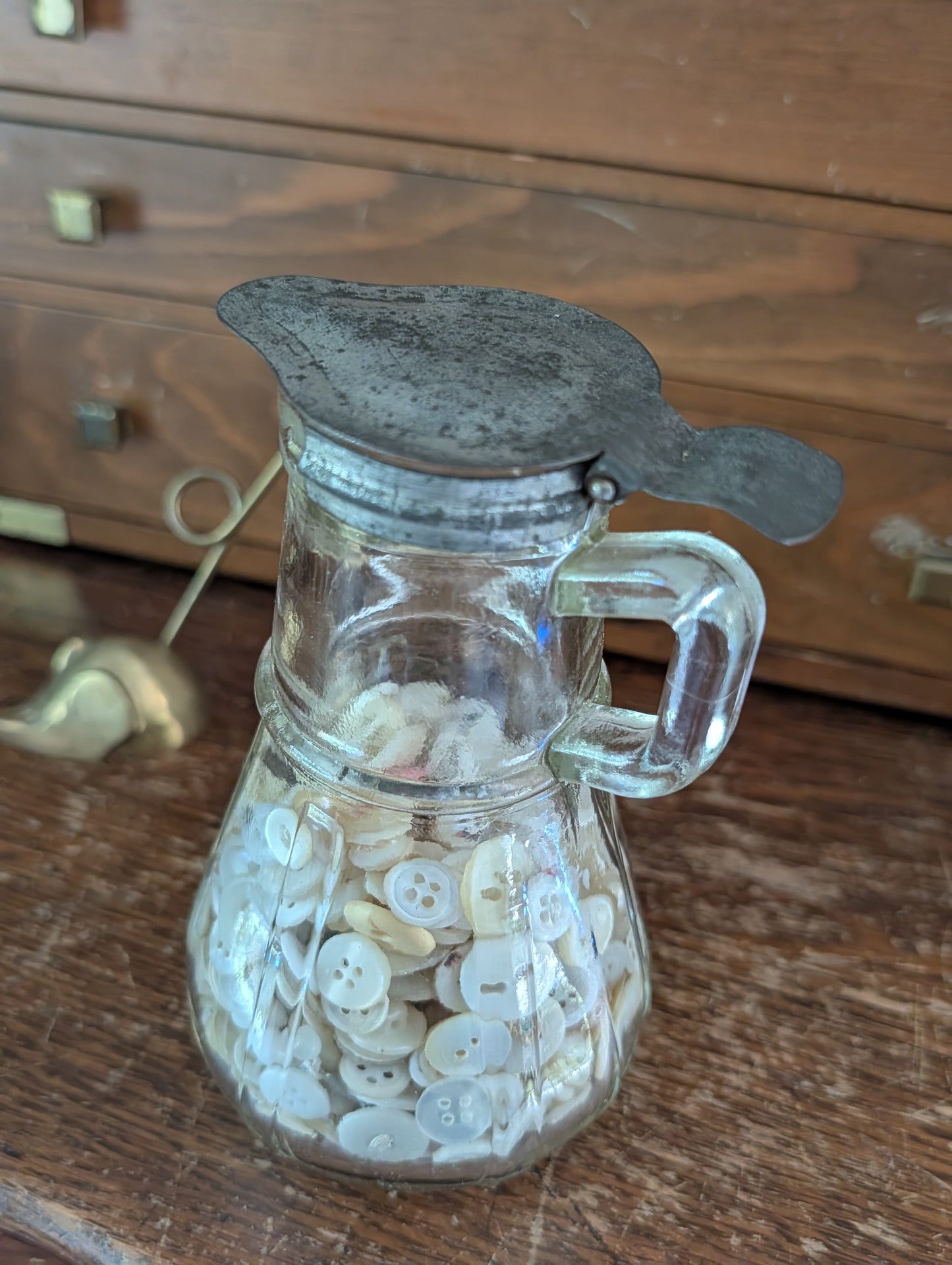 Syrup pitcher with buttons