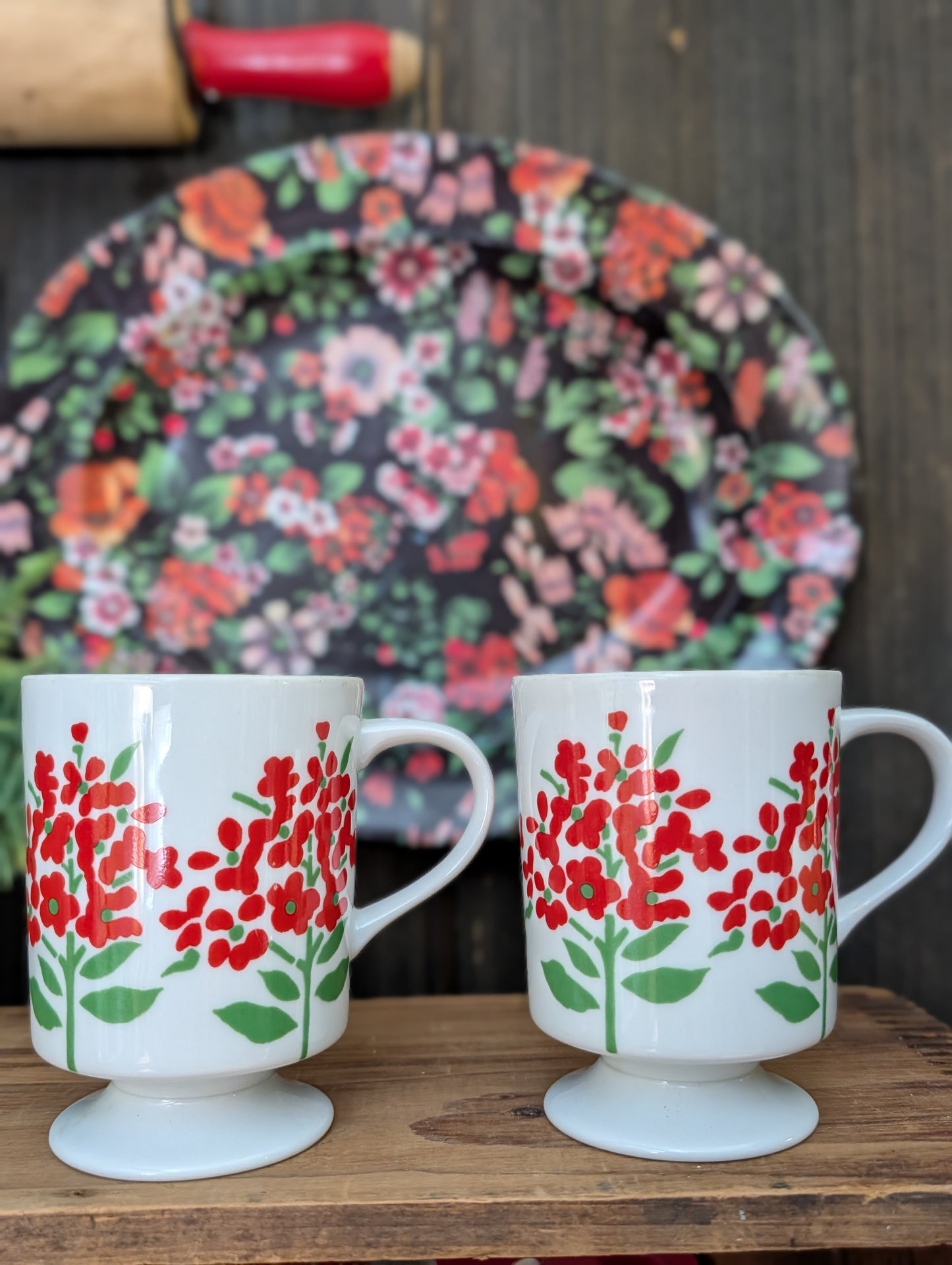Pedestal mug pair