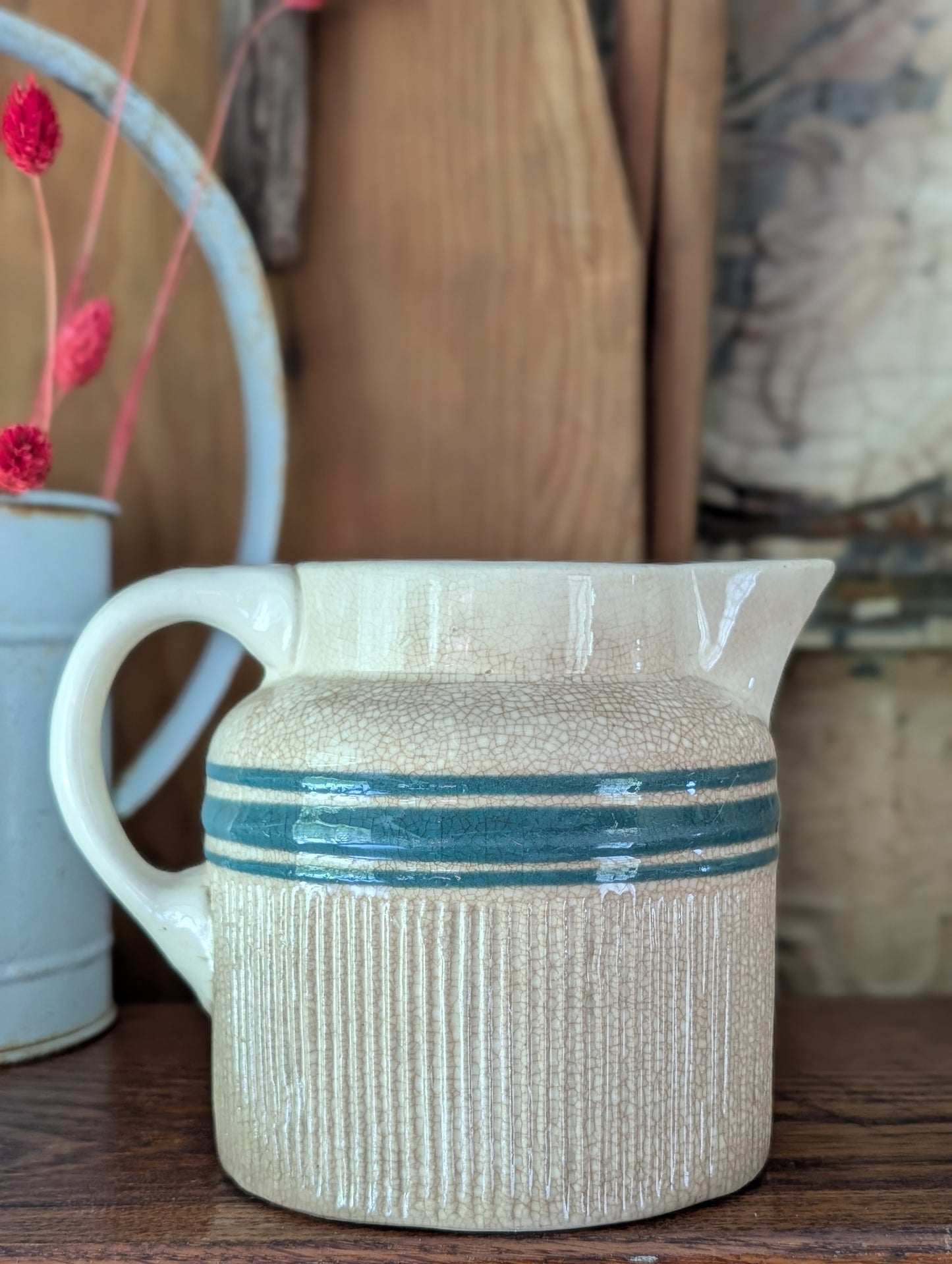 Hull stripe pitcher