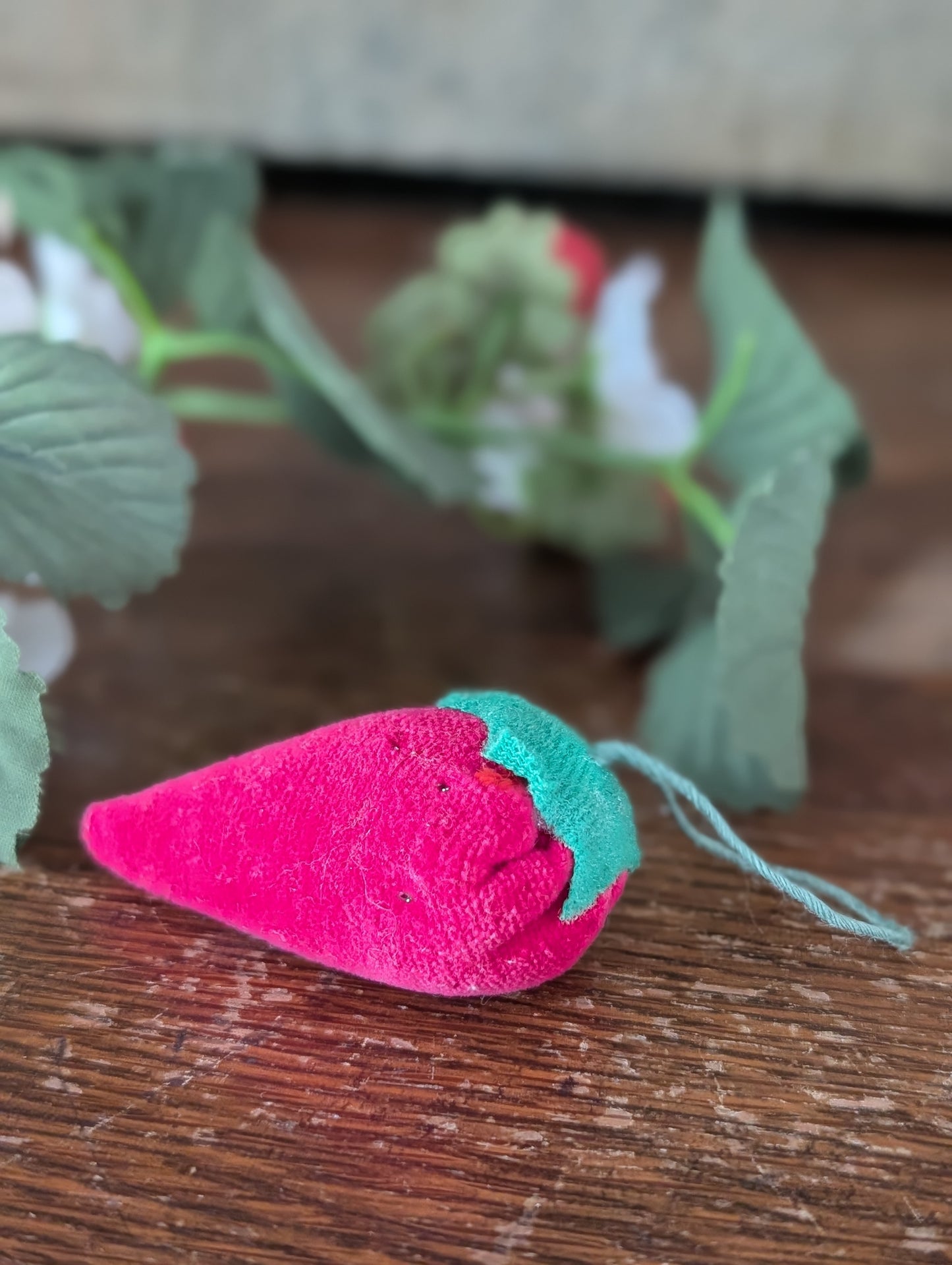 Emery sand pin cushion strawberry