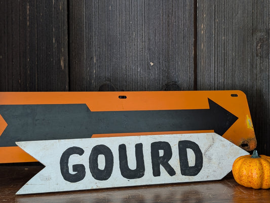 Pair of signs arrow/gourd