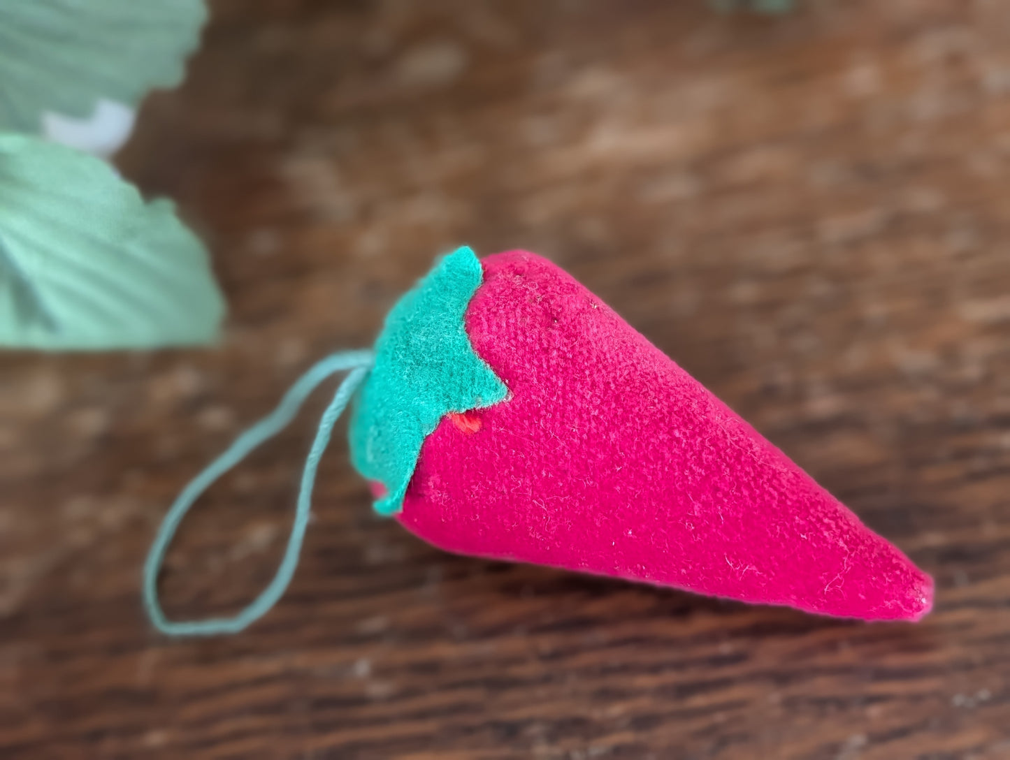 Emery sand pin cushion strawberry